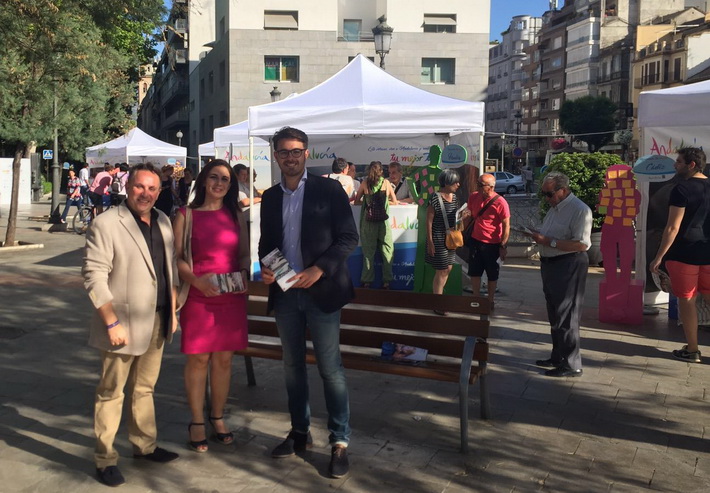 Una campaña de promoción acerca a la población granadina el turismo en la propia región Andalucía en Andalucía estará hoy y mañana jueves en la Fuente de las Batallas